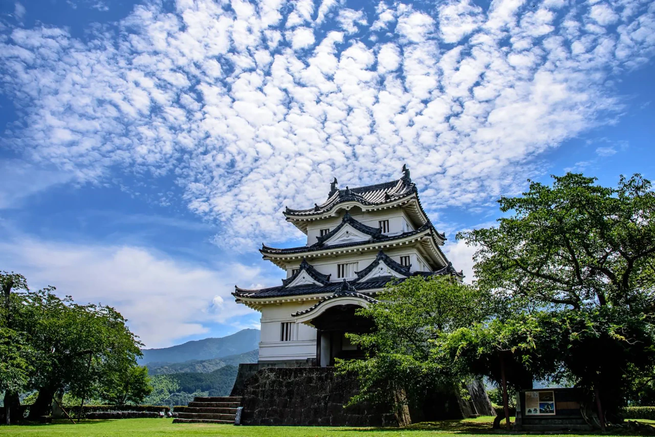 宇和島城と青空